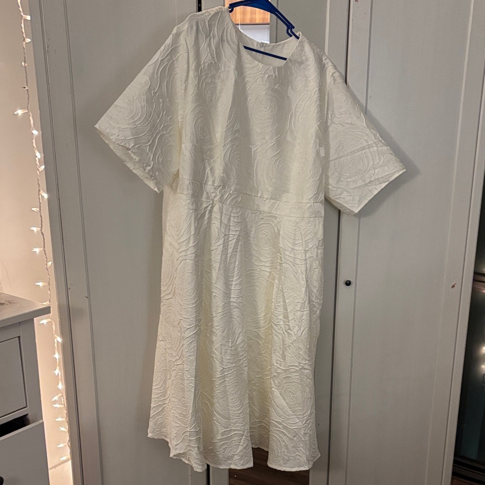 Elegant white/off-white floral Textured Dress
